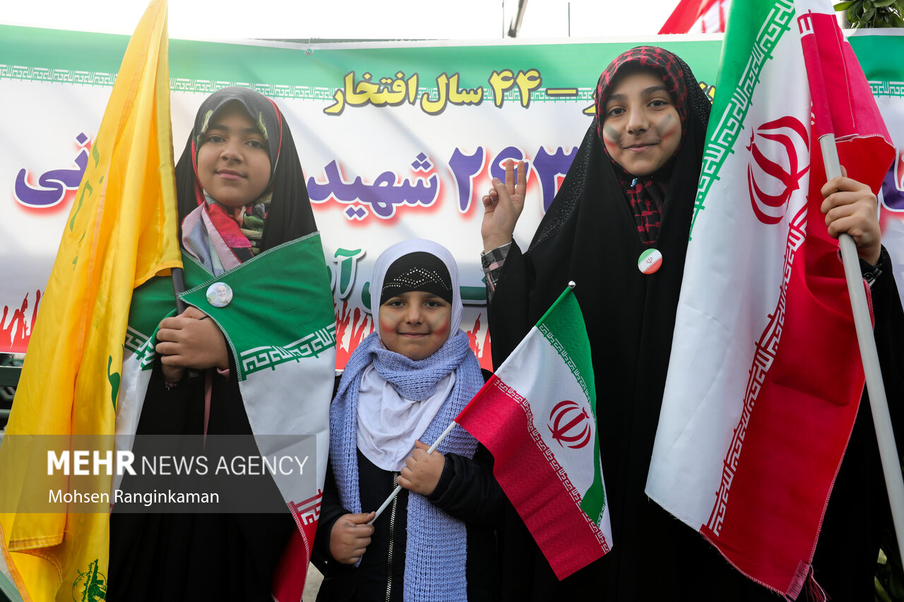 دختران باحجاب در راهپیمایی 22 بهمن