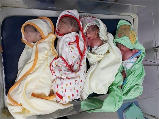 پاکستان میں خاتون نے بیک وقت چار بچوں کو جنم دے دیا