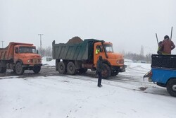 رهاسازی ۱۰ خودرو از برف در استان سمنان/مشکلی در تردد خودروها نیست