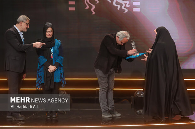 فرزند شهید بروجردی و محمد حسین لطیفی در مراسم اختتامیه چهل و یکمین جشنواره فیلم فجر حضور دارند