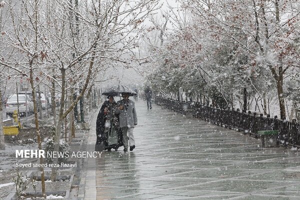غرب و جنوب اصفهان برف می‌بارد