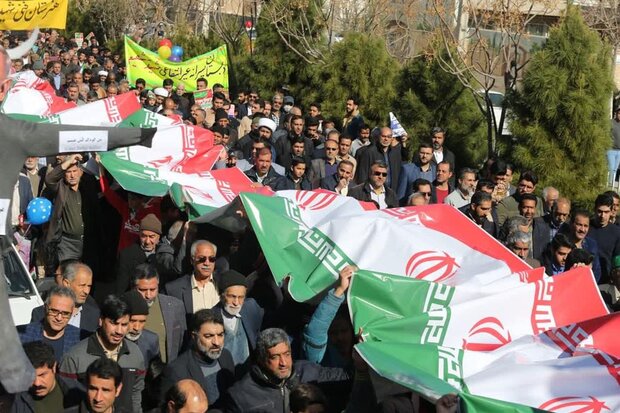 حضور یکپارچه کارکنان و بسیجیان سنگ آهن مرکزی در راهپیمایی ۲۲ بهمن