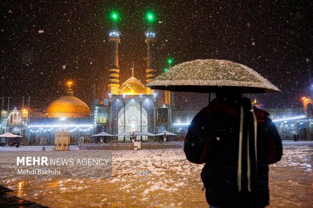 قم میں برف باری، حرم حضرت معصومہ (س) اور مسجد مقدس جمکران کے روح پرور مناظر+ویڈیو