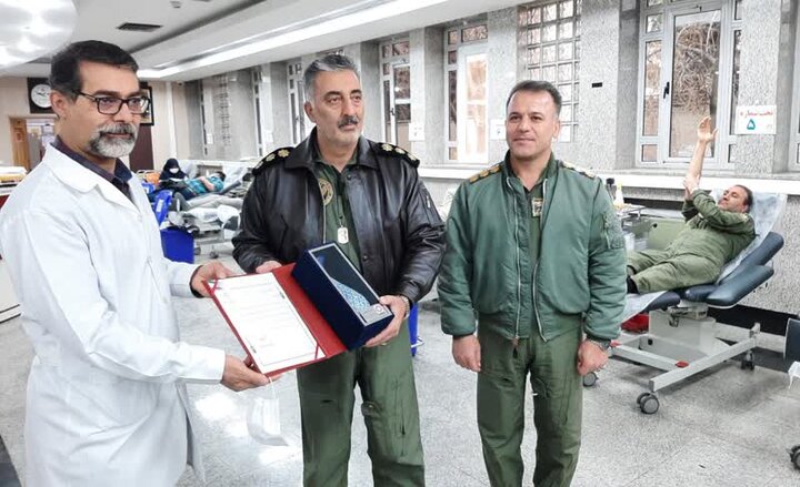 اهدای خون خلبانان و کارکنان فنی پایگاه چهارم هوانیروز ارتش