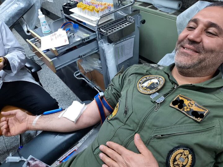 اهدای خون خلبانان و کارکنان فنی پایگاه چهارم هوانیروز ارتش