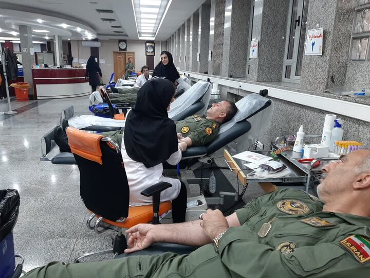 اهدای خون خلبانان و کارکنان فنی پایگاه چهارم هوانیروز ارتش