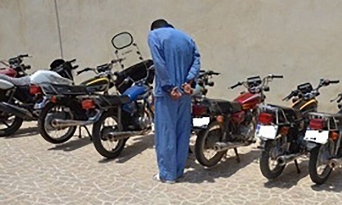 سارق حرفه ای موتورسیکلت در جنوب تهران دستگیر شد