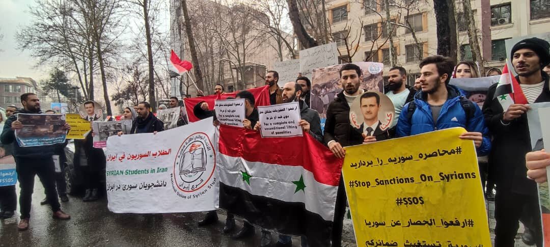 تہران میں اقوام متحدہ کے دفتر کے سامنے شامی طلبہ کا زلزلہ زدگان سےاظہار یکجہتی کے لئے مظاہرہ+ تصاویر