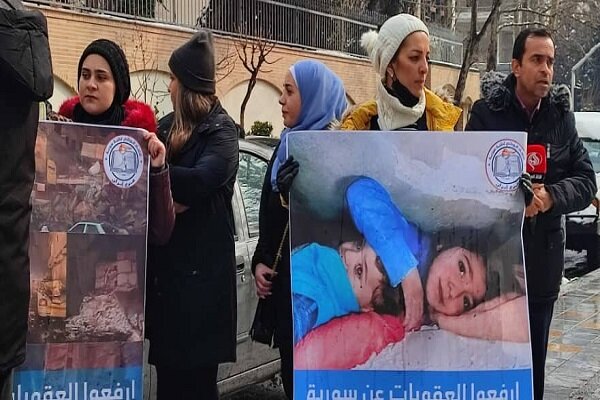 تہران میں اقوام متحدہ کے دفتر کے سامنے شامی طلبہ کا زلزلہ زدگان سےاظہار یکجہتی کے لئے مظاہرہ+ تصاویر
