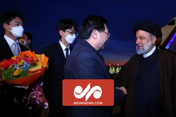 تصاویری از ورود رئیس جمهور به فرودگاه پکن