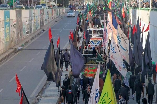 خیل عظیم زائران پیاده در راه بارگاه امام هفتم(ع)