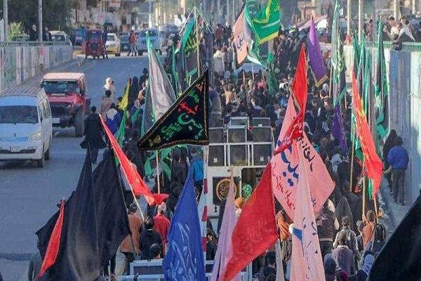 خیل عظیم زائران پیاده در راه بارگاه امام هفتم(ع)