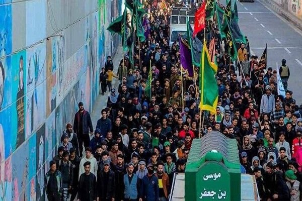 خیل عظیم زائران پیاده در راه بارگاه امام هفتم(ع)