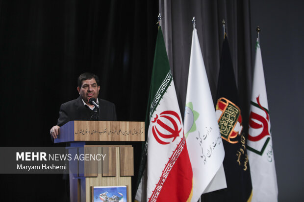 محمد مخبر معاون اول رئیس جمهور در حال سخنرانی در اولین رویداد مدیریت بحران ایران قوی است