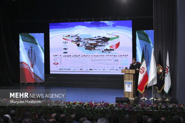 محمد مخبر معاون اول رئیس جمهور در حال سخنرانی در اولین رویداد مدیریت بحران ایران قوی است