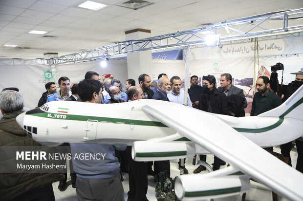 احمد وحیدی وزیر کشور در حال بازدید از نمایشگاه اولین رویداد مدیریت بحران ایران قوی است