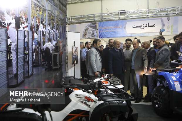 احمد وحیدی وزیر کشور در حال بازدید از نمایشگاه اولین رویداد مدیریت بحران ایران قوی است