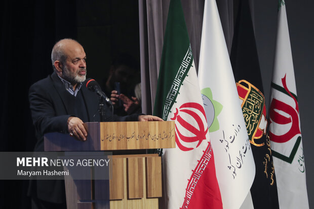 احمد وحیدی وزیر کشور در حال سخنرانی در اولین رویداد مدیریت بحران ایران قوی است