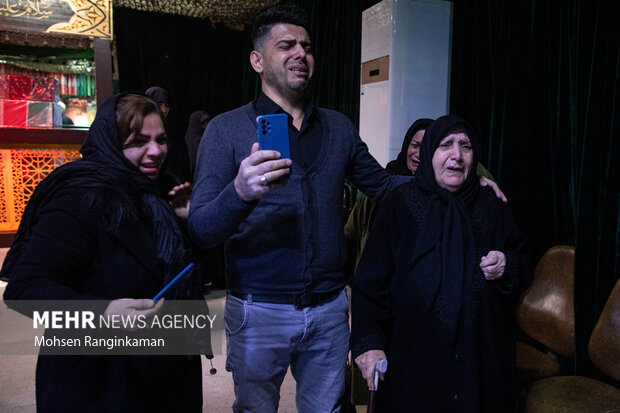 مادر و خانواده شهید یونس یوسف‌زاده برای وداع با پیکر شهید یوسف زاده در معراج شهدا در تهران حضور دارند
