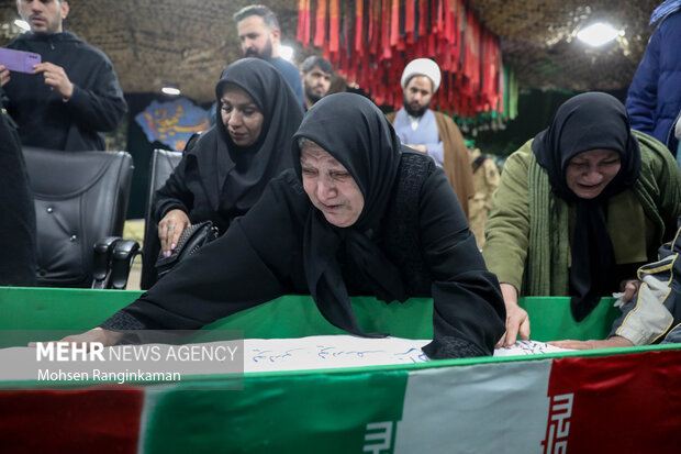 مادر شهید یونس یوسف‌زاده در حال وداع با پیکر فرزند شهید خود پس از ۳۹ سال چشم انتظاری در معراج شهدا تهران است