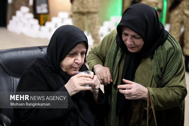 مادر شهید یونس یوسف‌زاده پس از ۳۹ سال چشم انتظاری برای وداع با پیکر فرزند شهیدش در معراج شهدا در تهران حضور دارد