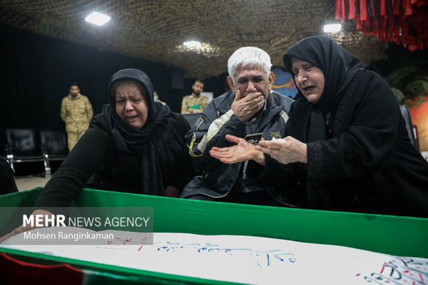 مادر شهید یونس یوسف‌زاده در حال وداع با پیکر فرزند شهید خود پس از ۳۹ سال چشم انتظاری در معراج شهدا تهران است