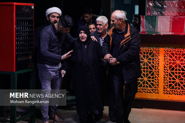 مادر شهید یونس یوسف‌زاده پس از ۳۹ سال چشم انتظاری برای وداع با پیکر فرزند شهیدش در معراج شهدا در تهران حضور دارد