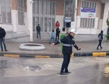 شرایط ترافیکی اصفهان در روزبارانی / پلیس راهور تمام قد حاضر بود