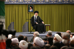 قائد الثورة الاسلامية: يوم 11 شباط كان يوماً تاريخياً ويعتبر مثال آخر لصمود الشعب الإيراني