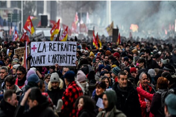 Fransızlar, ülkenin çeşitli kentlerinde eş zamanlı protestolar düzenliyor