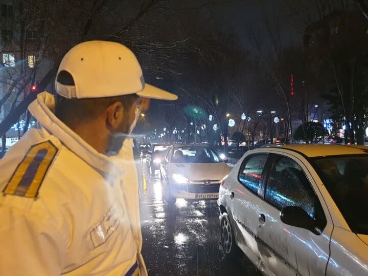 شرایط ترافیکی اصفهان در روزبارانی / پلیس راهور تمام قد حاضر بود