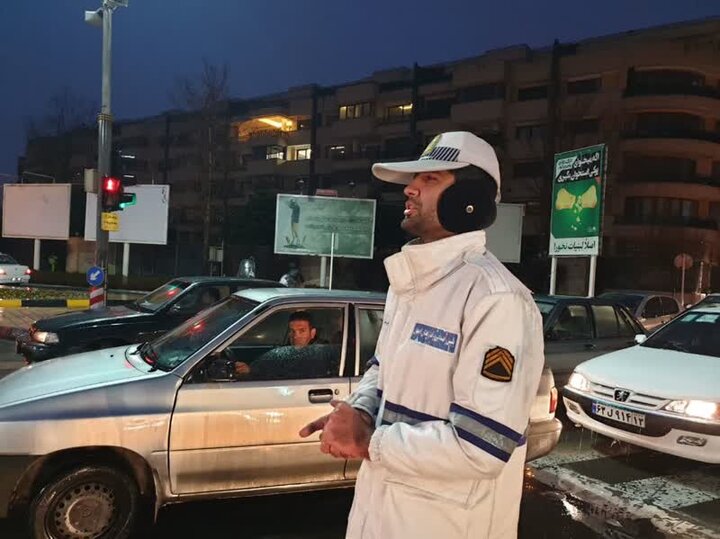 شرایط ترافیکی اصفهان در روزبارانی / پلیس راهور تمام قد حاضر بود