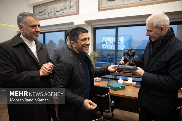 علیرضا دبیر رئیس فدراسیون کشتی ایران در حال اهدای تندیس به الگ ماتیستین وزیر ورزش روسیه است