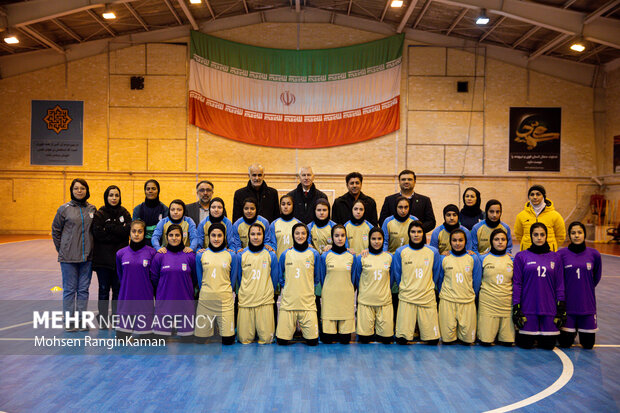 الگ ماتیستین وزیر ورزش روسیه در حال گرفتن عکس یادگاری با تیم ملی فوتبال دختران زیر ۱۷ سال ایران است
