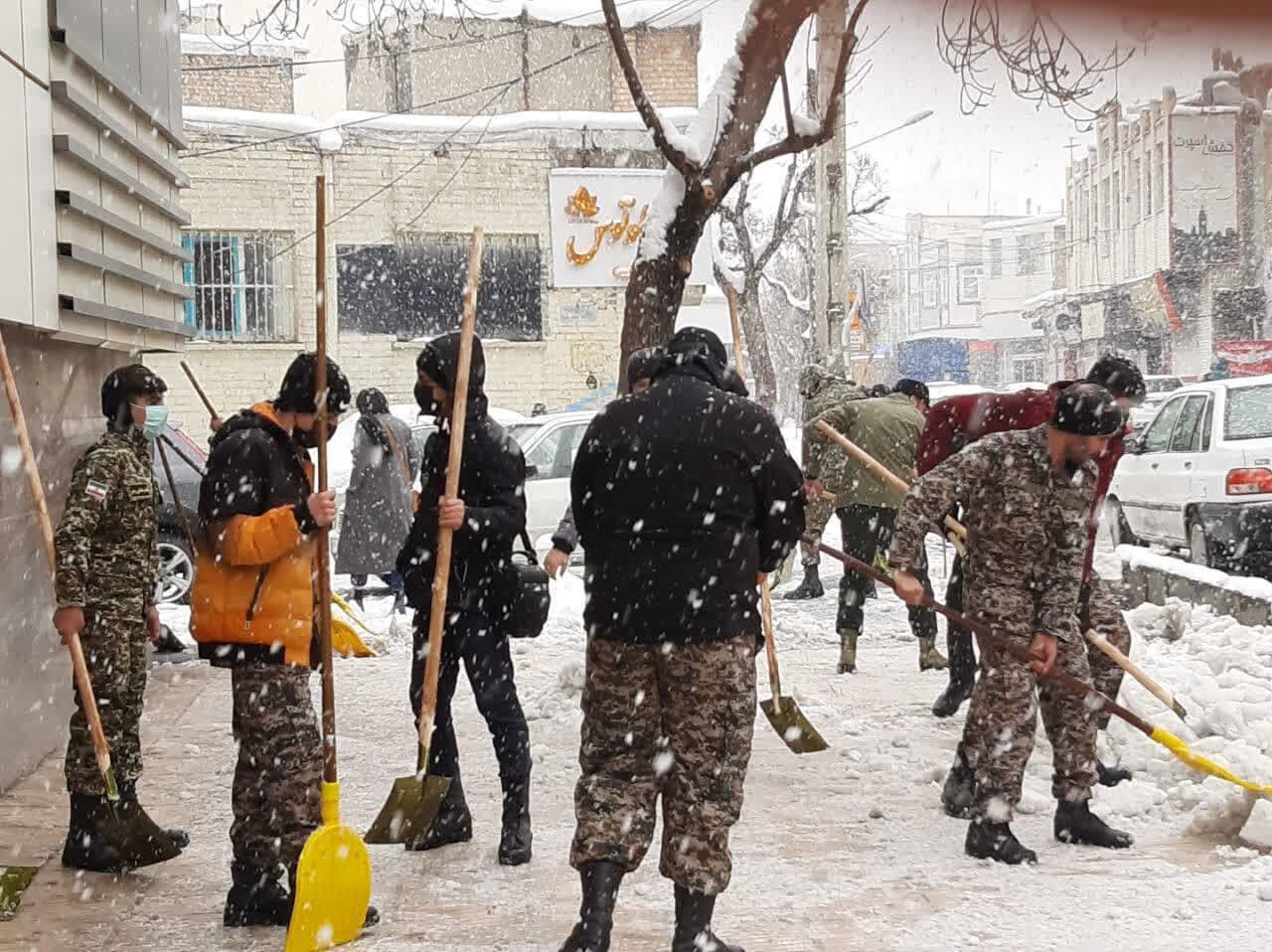 ۳۵ گروه جهادی اراک برای کمک به مردم و برف روبی بسیج شدند