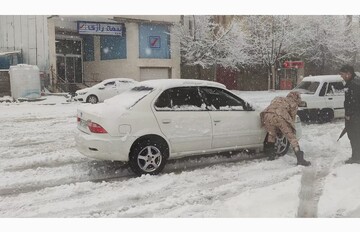 بارش برف در شهر یاسوج/ خبری از برف روبی نیست