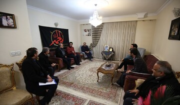 رئیس دانشگاه تهران با خانواده شهید دقایقی دیدار کرد