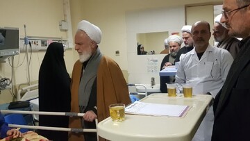 آیت الله محمدی عراقی از دانش آموزان قمی در بیمارستان شهید بهشتی عیادت کرد