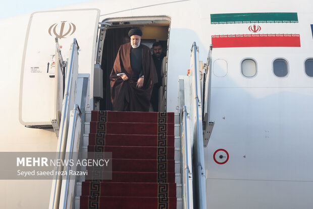 حجت الاسلام سید ابراهیم رئیسی، رئیس جمهوری اسلامی در حال ورود به فرودگاه مهر آباد تهران در بازگشت از سفر به کشور چین است
