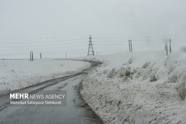 امداد هوایی به ساکنان ۶ روستای محصور در برف دزفول