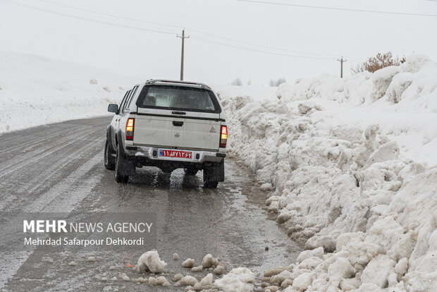 تلاش نیروهای امدادی در بازگشایی جاده های شهرستان کوهرنگ
