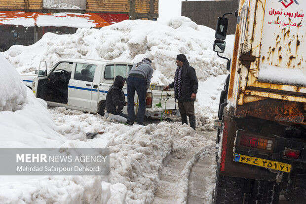 تلاش نیروهای امدادی در بازگشایی جاده های شهرستان کوهرنگ