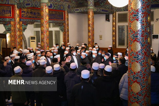 بیجنگ کی تاریخی "دونگ سی" مسجد میں آیت اللہ رئیسی کی نماز میں شرکت