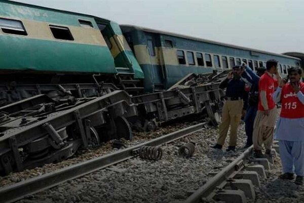 Pakistan'da trende patlama meydana geldi Pakistan'da trende patlama meydana geldi