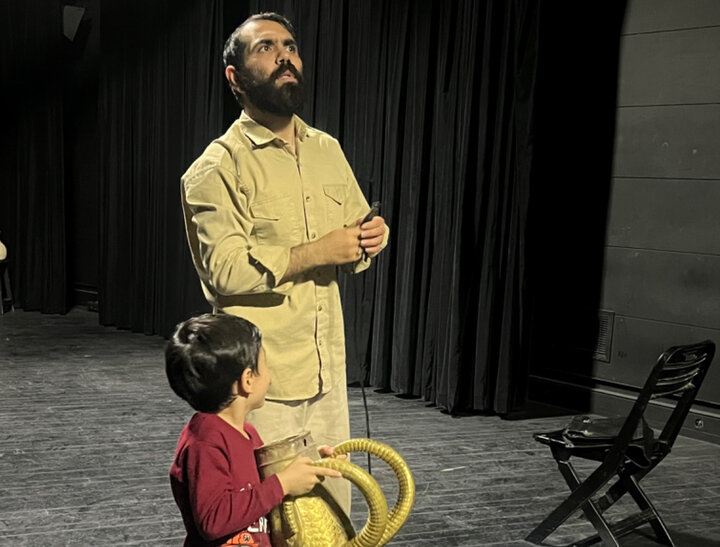 روایت مهر از زندگی طلبه سربازی که بازیگر و پیک موتوری است