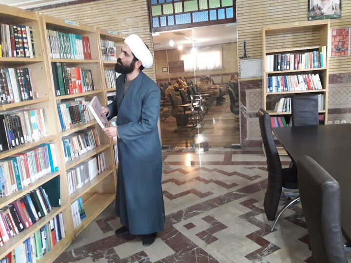 روایت مهر از زندگی طلبه سربازی که بازیگر و پیک موتوری است