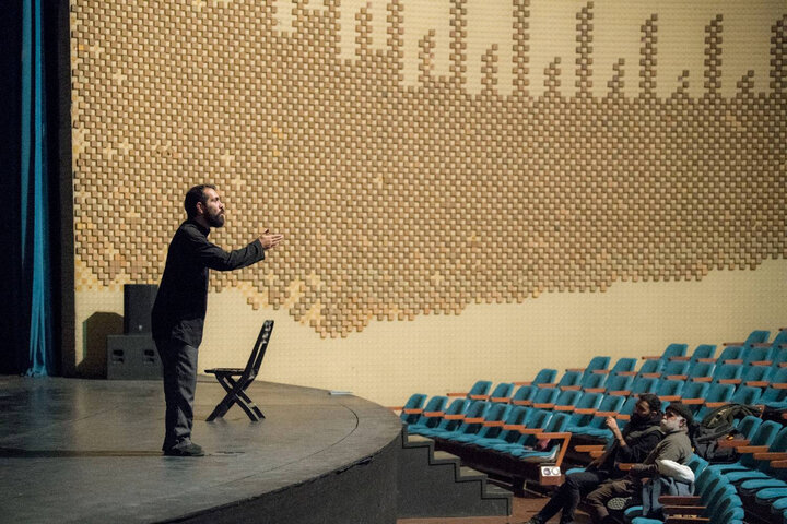 روایت مهر از زندگی طلبه سربازی که بازیگر و پیک موتوری است