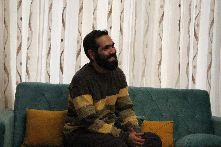 روایت مهر از زندگی طلبه سربازی که بازیگر و پیک موتوری است