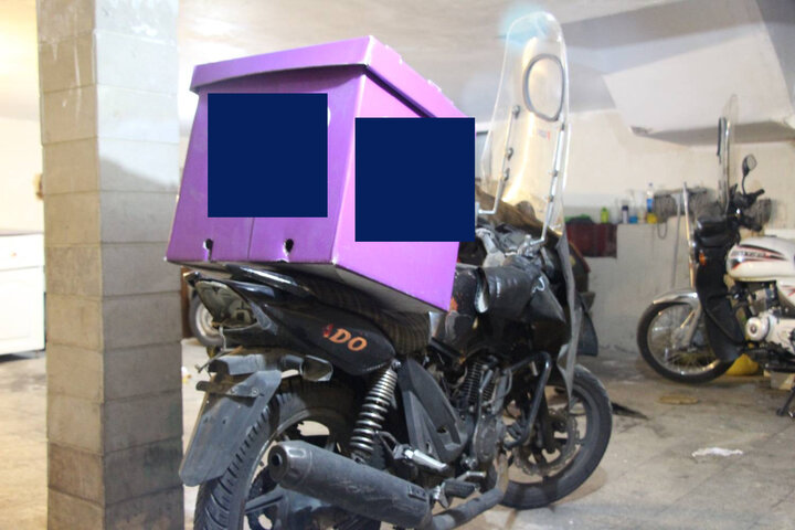 روایت مهر از زندگی طلبه سربازی که بازیگر و پیک موتوری است