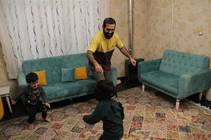 روایت مهر از زندگی طلبه سربازی که بازیگر و پیک موتوری است